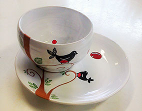 Tazza fatta a tornio e piatto calcato a mano